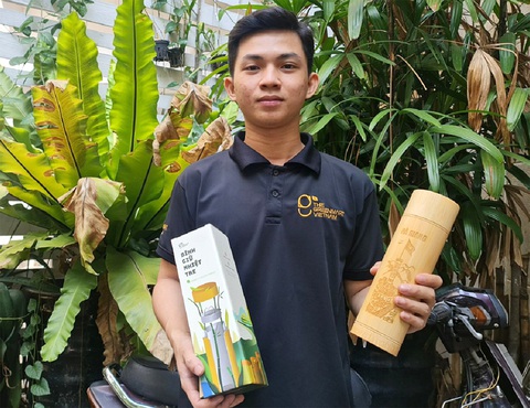 Bén duyên khởi nghiệp xanh từ tình nguyện - Ảnh 1. Nguyễn Hoàng An Khương cùng một số sản phẩm xanh của The Greenmart Vietnam - Ảnh: C.TRIỆU