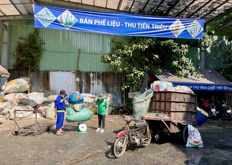 Tái chế rác thải cho cuộc sống thêm xanh - Ảnh 1. Trạm thu mua rác thải tái chế Tống Văn Trân (quận 11) - Ảnh: CHÂU TUẤN