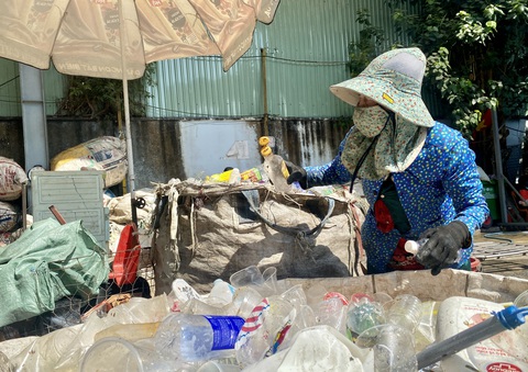 Tái chế rác thải cho cuộc sống thêm xanh - Ảnh 3. Trạm hiện thu mua 13 loại chất thải chia làm bốn nhóm lớn gồm: giấy, nhựa, kim loại, thủy tinh - Ảnh: CHÂU TUẤN