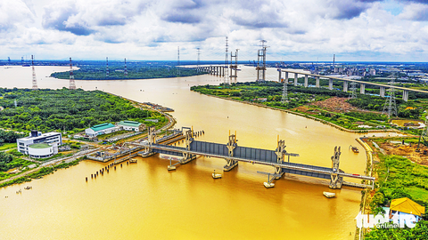 Nhìn thẳng nguyên nhân để vực dậy kinh tế TP.HCM - Ảnh 6. Cống kiểm soát triều Mương Chuối của Trung Nam Group, huyện Nhà Bè, TP.HCM đã ngưng thi công từ nhiều năm nay - Ảnh: QUANG ĐỊNH