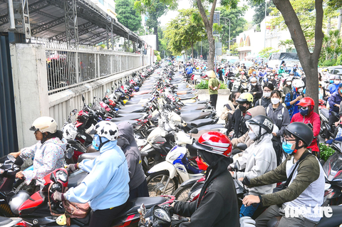 Đậu xe dưới lòng đường, trên vỉa hè: Cần thiết nhưng chỉ là tình thế - Ảnh 1. Giữ xe máy trên vỉa hè đường Nguyễn Thị Minh Khai, quận 1, TP.HCM trưa 1-4 - Ảnh: QUANG ĐỊNH