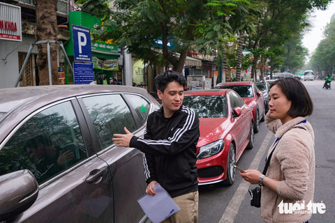 Đậu xe dưới lòng đường, trên vỉa hè: Cần thiết nhưng chỉ là tình thế - Ảnh 5. Hà Nội sẽ thí điểm trông giữ ô tô dưới lòng đường tại 2 tuyến phố, một điểm thuộc quận Hoàn Kiếm là Trần Hưng Đạo, Lý Thường Kiệt và điểm bến xe điện cũ trên đường Đinh Tiên Hoàng. Trong ảnh: điểm đỗ xe tại đường Lý Thường Kiệt - Ảnh: NAM TRẦN