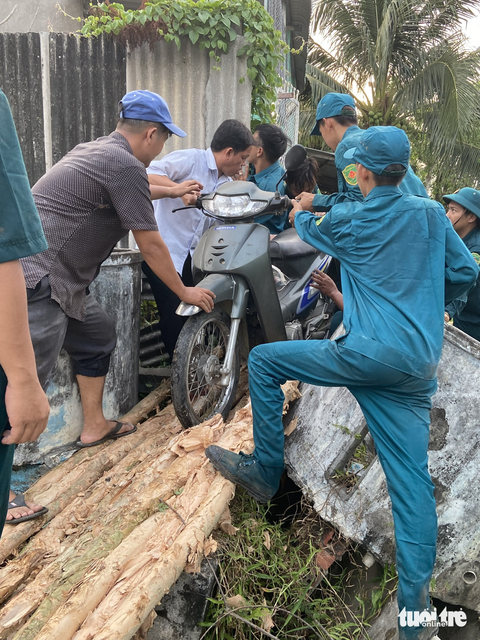 Vụ sạt lở cô lập 10 hộ dân: Đóng cừ tràm bảo vệ số nhà còn lại - Ảnh 2. Vụ sạt lở cô lập 10 hộ dân: Đóng cừ tràm bảo vệ số nhà còn lại - Ảnh 2.