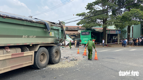 Xe khách húc đuôi xe tải, lao vào nhà dân làm 2 người chết - Ảnh 1. Xe khách húc đuôi xe tải, lao vào nhà dân làm 2 người chết - Ảnh 1.