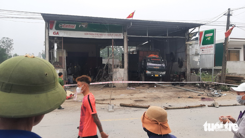Nổ lớn ở gara ô tô, một người chết, năm người bị thương - Ảnh 1. Nổ lớn ở gara ô tô, một người chết, năm người bị thương - Ảnh 1.