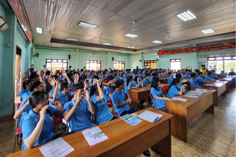 Buổi tư vấn tuyển sinh hướng nghiệp đặc biệt ở đảo xa - Ảnh 1. Buổi tư vấn tuyển sinh hướng nghiệp đặc biệt ở đảo xa - Ảnh 1.