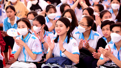 Đăng ký xét tuyển đại học 2023: Cẩn trọng để tránh trượt 'oan' - Ảnh 1. Thông tin về đăng ký xét tuyển luôn thu hút sự quan tâm của học sinh. Trong ảnh: học sinh Trường THPT Đầm Dơi, Cà Mau, hào hứng tham dự chương trình tư vấn tuyển sinh - hướng nghiệp của báo Tuổi Trẻ - Ảnh: DUYÊN PHAN