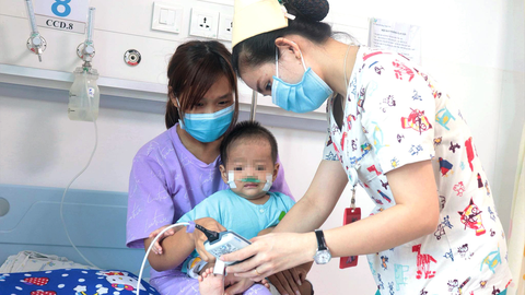 Chọn 'bác sĩ online', sao cho đúng? - Ảnh 1. Người dân nên tham khảo thông tin phòng bệnh chính thống từ các bệnh viện. Khi bệnh, tốt nhất đến bệnh viện - Ảnh: XUÂN MAI