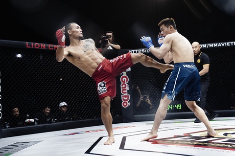 Trần Quang Lộc hạ knock-out Lý Tiểu Long ngay hiệp 1 - Ảnh 4. Trần Quang Lộc hạ knock-out Lý Tiểu Long ngay hiệp 1 - Ảnh 4.