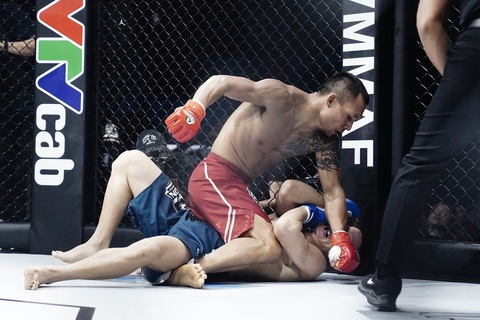 Trần Quang Lộc hạ knock-out Lý Tiểu Long ngay hiệp 1 - Ảnh 1. Trần Quang Lộc hạ knock-out Lý Tiểu Long ngay hiệp 1 - Ảnh 1.