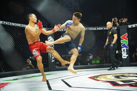 Trần Quang Lộc hạ knock-out Lý Tiểu Long ngay hiệp 1 - Ảnh 2. Trần Quang Lộc hạ knock-out Lý Tiểu Long ngay hiệp 1 - Ảnh 2.