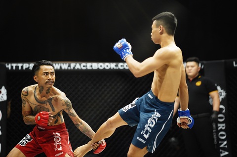 Trần Quang Lộc hạ knock-out Lý Tiểu Long ngay hiệp 1 - Ảnh 6. Trần Quang Lộc hạ knock-out Lý Tiểu Long ngay hiệp 1 - Ảnh 6.