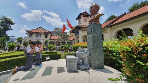 Hơn 4.000 phụ huynh, học sinh lớp 9 đi tour Trường chuyên Lê Hồng Phong - Ảnh 5. Hơn 4.000 phụ huynh, học sinh lớp 9 đi tour Trường chuyên Lê Hồng Phong - Ảnh 5.