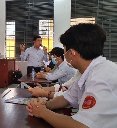 Hơn 4.000 phụ huynh, học sinh lớp 9 đi tour Trường chuyên Lê Hồng Phong - Ảnh 3. Hơn 4.000 phụ huynh, học sinh lớp 9 đi tour Trường chuyên Lê Hồng Phong - Ảnh 3.