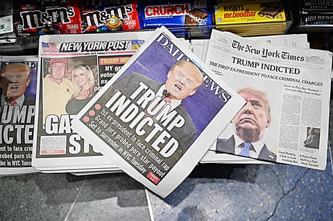 Ông Trump có "trụ" tới ngày 5-11-2024? - Ảnh 1. Các trang nhất của nhiều tờ báo Mỹ nổi bật với thông tin cựu tổng thống Donald Trump bị truy tố. Ảnh chụp tại một quầy báo ở New York (Mỹ) vào ngày 31-3 - Ảnh: AFP