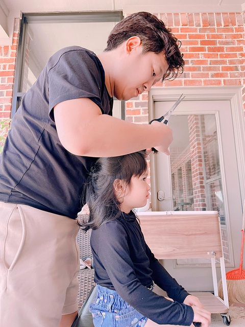 Ảnh vui sao Việt 3-4: Trường Giang trổ tài cắt tóc cho con gái - Ảnh 1. Ảnh vui sao Việt 3-4: Trường Giang trổ tài cắt tóc cho con gái - Ảnh 1.