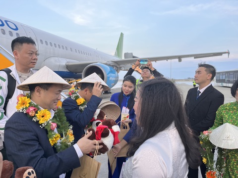 153 du khách Trung Quốc đến Nha Trang sau dịch - Ảnh 1. 153 du khách Trung Quốc đến Nha Trang sau dịch - Ảnh 1.