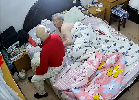 Cụ già 100 tuổi hỏi chồng Anh có yêu em không? - Ảnh 1. Cụ già 100 tuổi hỏi chồng Anh có yêu em không? - Ảnh 1.