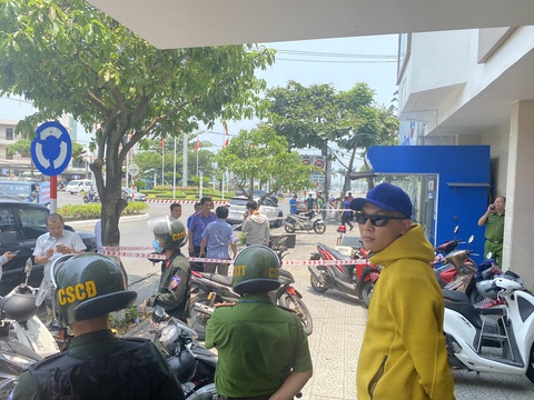 Cướp ngân hàng ở Đà Nẵng - Ảnh 2. Lực lượng công an có mặt ngay sau khi sự việc xảy ra - Ảnh: TRƯỜNG TRUNG