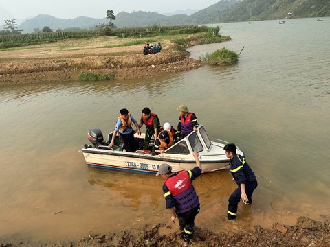 Lật thuyền trên sông Lô, 3 người mất tích - Ảnh 1. Lật thuyền trên sông Lô, 3 người mất tích - Ảnh 1.