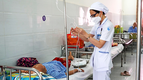 Mang thai sớm nguy cơ mắc ung thư cao - Ảnh 1. Bệnh nhân ung thư phụ khoa điều trị tại khoa ung bướu phụ khoa Bệnh viện Từ Dũ (TP.HCM) - Ảnh: THU HIẾN