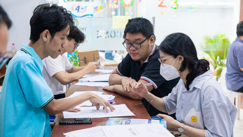 Xét tuyển đại học bằng học bạ: Không biết thí sinh đi đâu - Ảnh 1. Thí sinh nộp hồ sơ xét tuyển học bạ tại Trường ĐH Công nghiệp thực phẩm TP.HCM vào tháng 2-2023 - Ảnh: N.V.