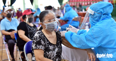 COVID-19 có thể bùng phát, TP.HCM chính thức kích hoạt chiến dịch bảo vệ người thuộc nhóm nguy cơ - Ảnh 1. TP.HCM chính thức kích hoạt chiến dịch bảo vệ người thuộc nhóm nguy cơ trong bối cảnh số ca mắc COVID-19 có dấu hiệu tăng - Ảnh: DUYÊN PHAN