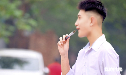 Vừa tan trường, học sinh một trường THPT ở Hà Nội lôi ngay thuốc lá điện tử ra sử dụng - Ảnh: NGUYÊN BẢO Vừa tan trường, học sinh một trường THPT ở Hà Nội lôi ngay thuốc lá điện tử ra sử dụng - Ảnh: NGUYÊN BẢO
