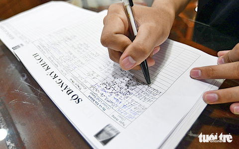 Thông tin cá nhân được lưu lại khi ra vào ở một cơ quan tại TP.HCM - Ảnh: QUANG ĐỊNH Thông tin cá nhân được lưu lại khi ra vào ở một cơ quan tại TP.HCM - Ảnh: QUANG ĐỊNH