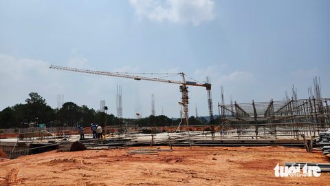 Xây công trình lớn trong Đồi Cù, dư luận bức xúc - Ảnh 3. Hoạt động xây dựng diễn ra cấp tập bên trong Đồi Cù với dự án xây dựng tòa nhà câu lạc bộ golf cao 12 m, sâu 2-3 tầng, 6.000 m2 xây dựng kiên cố - Ảnh: M.V