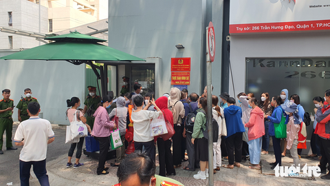 Người dân tập trung tại Công an TP.HCM gửi thêm 100 đơn tố cáo SCB và bảo hiểm Manulife - Ảnh 1. Người dân tập trung tại Công an TP.HCM gửi thêm 100 đơn tố cáo SCB và bảo hiểm Manulife - Ảnh 1.