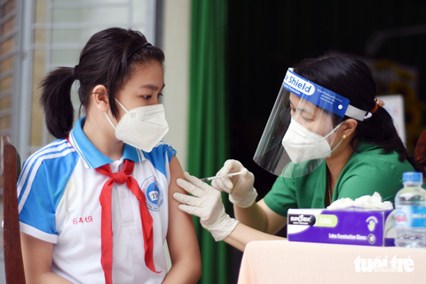 Số ca nhiễm COVID-19 tăng mạnh, Đồng Nai yêu cầu đeo khẩu trang nơi công cộng - Ảnh 1. Đồng Nai yêu cầu người dân đeo khẩu trang nơi công cộng để phòng chống COVID-19. Trong ảnh: tiêm phòng vắc xin ngừa COVID-19 cho học sinh ở Đồng Nai - Ảnh: A LỘC