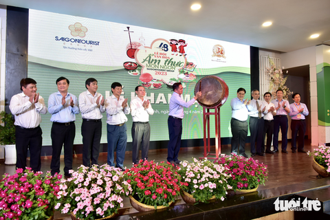 Người dân TP.HCM thích thú thưởng thức hàng trăm món ngon ba miền - Ảnh 4. Người dân TP.HCM thích thú thưởng thức hàng trăm món ngon ba miền - Ảnh 4.