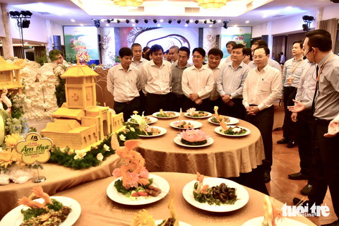 Người dân TP.HCM thích thú thưởng thức hàng trăm món ngon ba miền - Ảnh 5. Người dân TP.HCM thích thú thưởng thức hàng trăm món ngon ba miền - Ảnh 5.