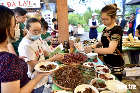 Người dân TP.HCM thích thú thưởng thức hàng trăm món ngon ba miền - Ảnh 1. Người dân TP.HCM thích thú thưởng thức hàng trăm món ngon ba miền - Ảnh 1.