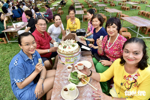 Người dân TP.HCM thích thú thưởng thức hàng trăm món ngon ba miền - Ảnh 3. Người dân TP.HCM thích thú thưởng thức hàng trăm món ngon ba miền - Ảnh 3.