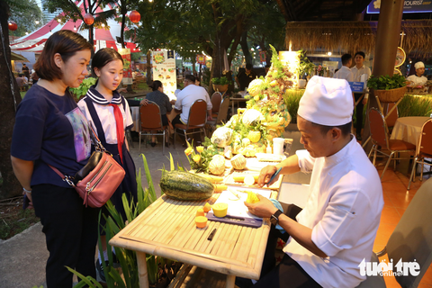 Người dân TP.HCM thích thú thưởng thức hàng trăm món ngon ba miền - Ảnh 6. Người dân TP.HCM thích thú thưởng thức hàng trăm món ngon ba miền - Ảnh 6.