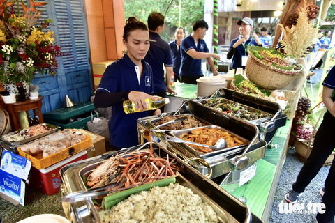 Người dân TP.HCM thích thú thưởng thức hàng trăm món ngon ba miền - Ảnh 7. Người dân TP.HCM thích thú thưởng thức hàng trăm món ngon ba miền - Ảnh 7.