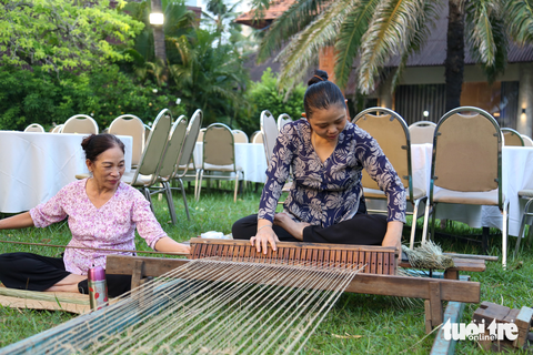 Người dân TP.HCM thích thú thưởng thức hàng trăm món ngon ba miền - Ảnh 8. Người dân TP.HCM thích thú thưởng thức hàng trăm món ngon ba miền - Ảnh 8.