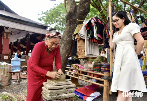 Người dân TP.HCM thích thú thưởng thức hàng trăm món ngon ba miền - Ảnh 10. Người dân TP.HCM thích thú thưởng thức hàng trăm món ngon ba miền - Ảnh 10.