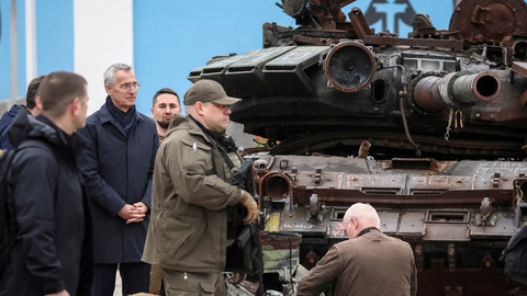 Mỹ muốn gì với gói hỗ trợ thứ 36 cho Ukraine? - Ảnh 1. Tổng thư ký NATO Jens Stoltenberg (đứng đan tay) thăm một triển lãm trưng bày các xe quân sự của Nga bị phá hủy tại Kiev (Ukraine) vào ngày 20-4 - Ảnh: Reuters