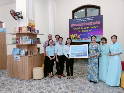 Tặng sách và bản đồ về di sản Hồ Chí Minh cho Trường THPT chuyên Quốc Học Huế - Ảnh 1. Tặng sách và bản đồ về di sản Hồ Chí Minh cho Trường THPT chuyên Quốc Học Huế - Ảnh 1.