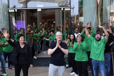 Ấn Độ trở thành trọng tâm chiến lược của Apple - Ảnh 1. CEO Apple Tim Cook dự lễ khai trương cửa hàng bán lẻ đầu tiên của Apple tại Mumbai, Ấn Độ, ngày 1-4-2023. Ảnh: reuters.com