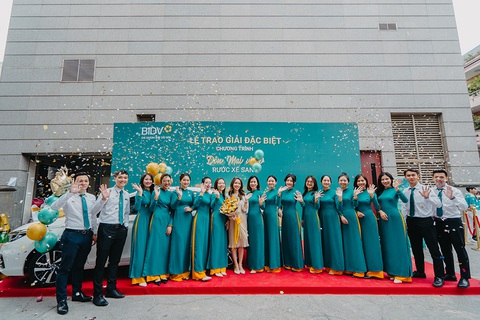 BIDV trao giải thưởng ô tô hơn 500 triệu đồng cho khách hàng - Ảnh 2. BIDV trao giải thưởng ô tô hơn 500 triệu đồng cho khách hàng - Ảnh 2.