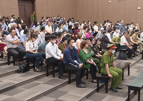 ‘Tiến sĩ dạy làm giàu’: ‘Bị cáo không lừa, dự án tỉ đô sắp sinh lời thì bị bắt’ - Ảnh 2. ‘Tiến sĩ dạy làm giàu’: ‘Bị cáo không lừa, dự án tỉ đô sắp sinh lời thì bị bắt’ - Ảnh 2.