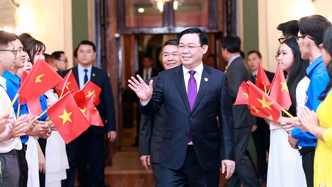 Chủ tịch Quốc hội: Mong những 'con sếu đầu đàn' tại Cuba lan tỏa thành công - Ảnh 3. Chủ tịch Quốc hội Vương Đình Huệ tới thăm và gặp gỡ, nói chuyện với cán bộ Đại sứ quán và cộng đồng người Việt Nam tại Cuba - Ảnh: TTXVN