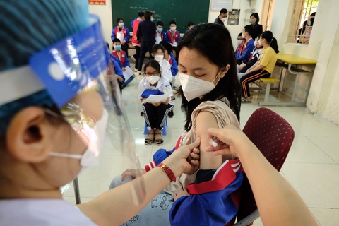 Tiêm vắc xin cho trẻ tại Hà Nội - Ảnh: NAM TRẦN Tiêm vắc xin COVID-19 cho trẻ tại Hà Nội - Ảnh: NAM TRẦN