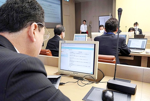 Quan chức Yokosuka (Nhật Bản) sử dụng nền tảng ChatGPT trong giờ làm việc vào ngày 20-4 - Ảnh: KYODO NEWS Quan chức Yokosuka (Nhật Bản) sử dụng nền tảng ChatGPT trong giờ làm việc vào ngày 20-4 - Ảnh: KYODO NEWS