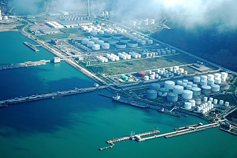 Một kho chứa dầu tại cảng thành phố Chu Hải, miền nam Trung Quốc - Ảnh: REUTERS Một kho chứa dầu tại cảng thành phố Chu Hải, miền nam Trung Quốc - Ảnh: REUTERS