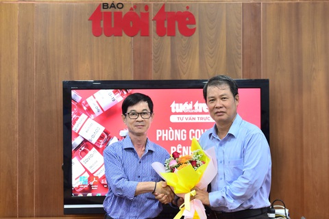 PGS.TS Đỗ Văn Dũng - trưởng khoa y tế công cộng Trường đại học Y Dược TP.HCM tham gia buổi tư vấn - Ảnh: DUYÊN PHAN PGS.TS Đỗ Văn Dũng - trưởng khoa y tế công cộng Trường đại học Y Dược TP.HCM (phải) tham gia buổi tư vấn - Ảnh: DUYÊN PHAN